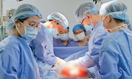 Hành trình ‘giải cứu’ đường tiêu hoá cho người đàn ông 
uống nhầm thuốc tẩy bồn cầu 
