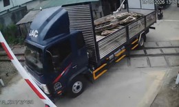 Vượt đường ngang khi cần chắn đang hạ, tài xế bị xử phạt 2 hành vi