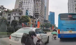 Va chạm với Mercedes, xe máy lập tức tăng ga rời hiện trường