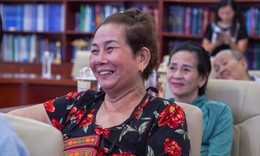 Đến bệnh viện điều trị, bệnh nhân được… xem phim và cười