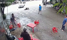 5 người đàn ông đang chơi cờ, bất ngờ 'nháo nhào' vì sự cố bất ngờ