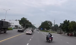 Thót tim cảnh nữ tài xế xe máy cắt chéo 3 làn, tạt đầu xe khác