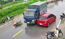 Sang đường thiếu quan sát, người phụ nữ bị xe tải húc ngã