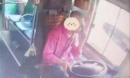 Vừa lái xe vừa sử dụng điện thoại, tài xế nhận cái kết đắng