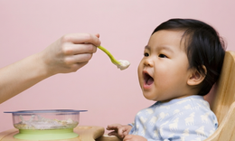 Khi nào là thời điểm tốt nhất để bắt đầu cho trẻ ăn dặm?