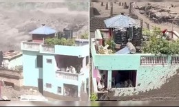 Ngôi nhà 2 tầng màu xanh kiên cố trụ vững giữa trận lũ quét ở Nepal