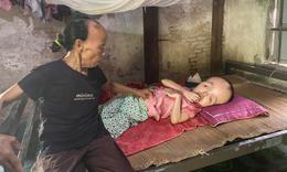 Hơn 3 thập kỷ làm đôi chân cho con gái nằm liệt giường