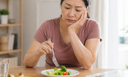Vì sao người trên 50 tuổi ăn càng ít vẫn khó giảm cân?