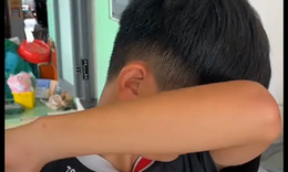 Nỗi buồn mang tên 'hết hè', cậu bé khóc nức nở khi phải rời quê khiến dân mạng vừa thương vừa buồn cười