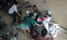 Màn 'đỗ xe tận quầy' của nữ tài xế khiến ai xem cũng giật mình