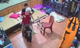 Khoảnh khắc hai anh em phối hợp ăn ý, đỡ bà thoát cú ngã trong gang tấc