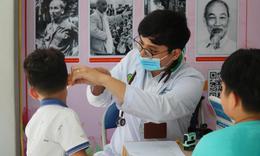 Học sinh tại TPHCM được khám sức khỏe trước khi bước vào năm học mới