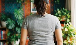 Tại sao phụ nữ trên 40 dễ tích tụ mỡ lưng và cách khắc phục