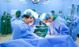 Người mẹ tặng quả thận của con để trao cơ hội sống cho 
em bé nhỏ tuổi nhất có chỉ định ghép tạng