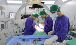 Phẫu thuật khẩn cứu nam bệnh nhân trượt hoàn toàn thân đốt sống sau cú ngã cao