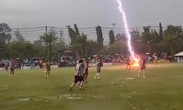 Khoảnh khắc cầu thủ Thái Lan bị sét đánh tử vong ngay trên sân bóng