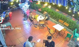 Đang uống cà phê, người đàn ông bất ngờ 'nhận lộc từ trên trời rơi xuống'