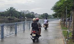 Mặc biển cấm, xe máy vẫn chạy vào đường đi bộ vừa hoàn thành ở Huế