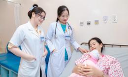Trào lưu "hút sữa cho con bú bình" nở rộ, bác sĩ khuyến cáo dùng đúng cách