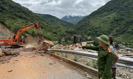 Khẩn trương thông tuyến tỉnh lộ 543D qua xã Mường Típ sạt lở do mưa lớn