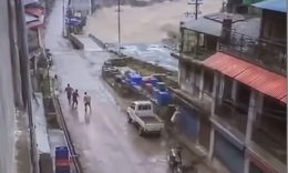Kinh hoàng khoảnh khắc lũ quét đổ ập, cuốn phăng khu dân cư ở Nepal