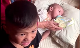 Một mình đưa 2 cháu về quê, bà cụ được nữ nhân viên tận tình giúp đỡ