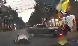 Xe bán tải tông liên tiếp ô tô và 2 xe máy khiến một người tử vong