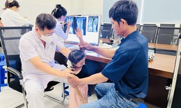 Lễ khai giảng đặc biệt của  'cô bé tí hon' học lớp 7 cao 97cm