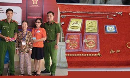 Bà cụ nhặt ve chai trả lại túi vàng cho người vứt nhầm vào thùng rác