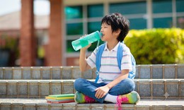 Cách giúp trẻ uống đủ nước khi đi học cả ngày ở trường