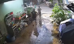 Khoảnh khắc thanh niên tăng ga, tông thiếu tá cảnh sát giao thông trọng thương giữa đường