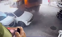 Xe ben tông dồn 3 ô tô đang đỗ, cảnh tượng khiến nhiều người thót tim