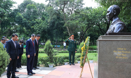 Thủ tướng Lê Minh Hưng dâng hoa tưởng niệm Chủ tịch Hồ Chí Minh tại New Delhi