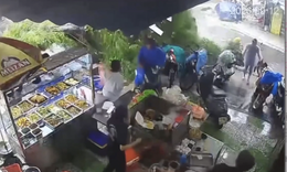 Cây xanh bất ngờ bật gốc, đổ sập trước quán cơm giữa lúc mưa lớn