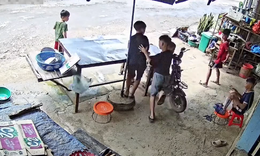 Cậu bé phóng xe đạp điện thẳng vào nhà dân, camera ghi lại khoảnh khắc bất ngờ