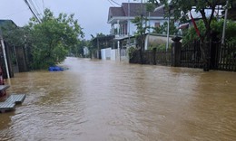 Lũ tràn vào nhiều thôn ở Huế
