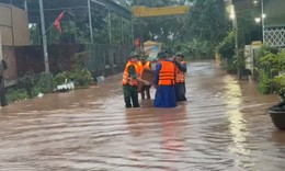 Nước sông Sê Pôn lên nhanh, người dân xã vùng biên Quảng Trị tất tả chạy lũ