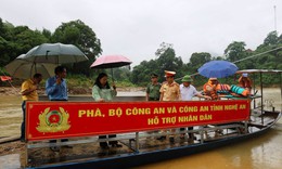 Hạ thủy thuyền phục vụ người dân qua sông sau lũ
