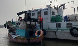 Một thuyền viên cầm dao đe dọa và đấm kiểm ngư viên khi bị kiểm tra tàu cá