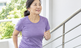 Sau tuổi 50, leo cầu thang có thể giúp tăng cường sức khỏe tim mạch