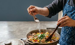 Ăn mặn ảnh hưởng đến huyết áp như thế nào?