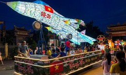 Bất ngờ với mô hình đèn Trung thu máy bay Su-35, tên lửa, robot biến hình