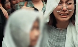 Nghẹn lòng con gái Trung tá Trần Văn Tùng ôm mẹ, an ủi: “Mẹ đừng khóc mà…”