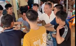 Đám cưới đặc biệt giữa ngày lũ, quan khách xắn quần lội nước đến dự