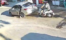 Ô tô đang chạy bất ngờ dừng giữa đường để vứt túi rác