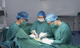 Người đàn ông nhập viện cấp cứu với thanh sắt cắm xuyên bàn tay 