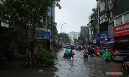 Mưa lớn đúng giờ đi làm, người Hà Nội chật vật di chuyển trên phố
