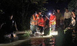 Căng dây đưa người dân vượt 3 cầu tràn ngập lũ đi cấp cứu trong đêm