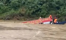 Lũ cuốn trôi thuyền, 10 người rơi xuống sông được cứu