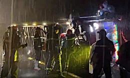 Tai nạn liên tiếp trong đêm, 19 người mắc kẹt trong xe khách lật ở Đồng Nai